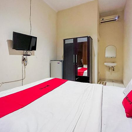 Готель Reddoorz At Graha 99 Simomulyo Сурабая Екстер'єр фото