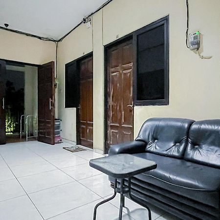 Готель Reddoorz At Graha 99 Simomulyo Сурабая Екстер'єр фото