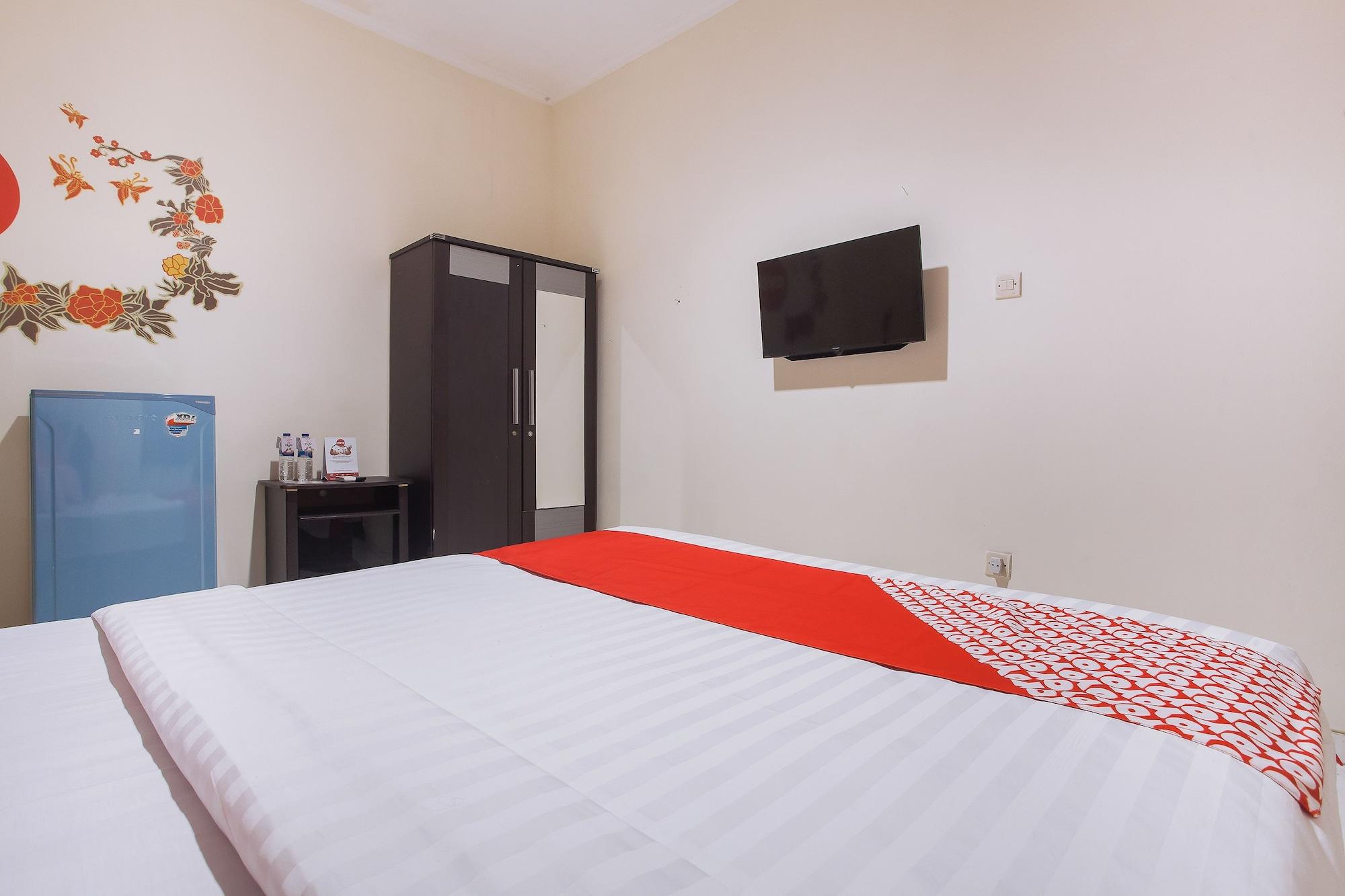 Готель Reddoorz At Graha 99 Simomulyo Сурабая Екстер'єр фото