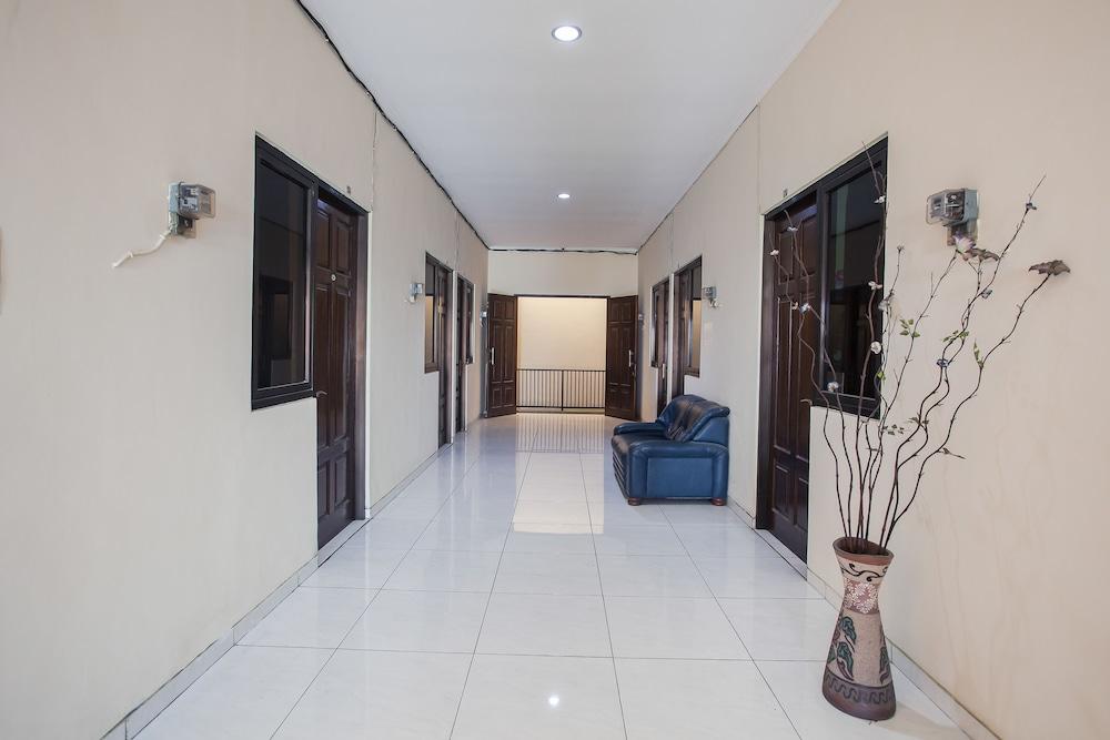 Готель Reddoorz At Graha 99 Simomulyo Сурабая Екстер'єр фото