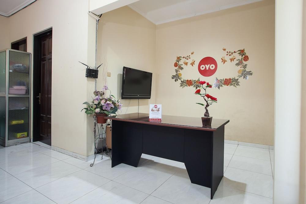 Готель Reddoorz At Graha 99 Simomulyo Сурабая Екстер'єр фото