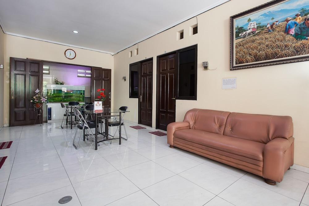 Готель Reddoorz At Graha 99 Simomulyo Сурабая Екстер'єр фото