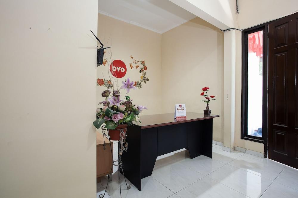 Готель Reddoorz At Graha 99 Simomulyo Сурабая Екстер'єр фото