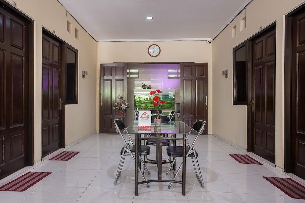 Готель Reddoorz At Graha 99 Simomulyo Сурабая Екстер'єр фото