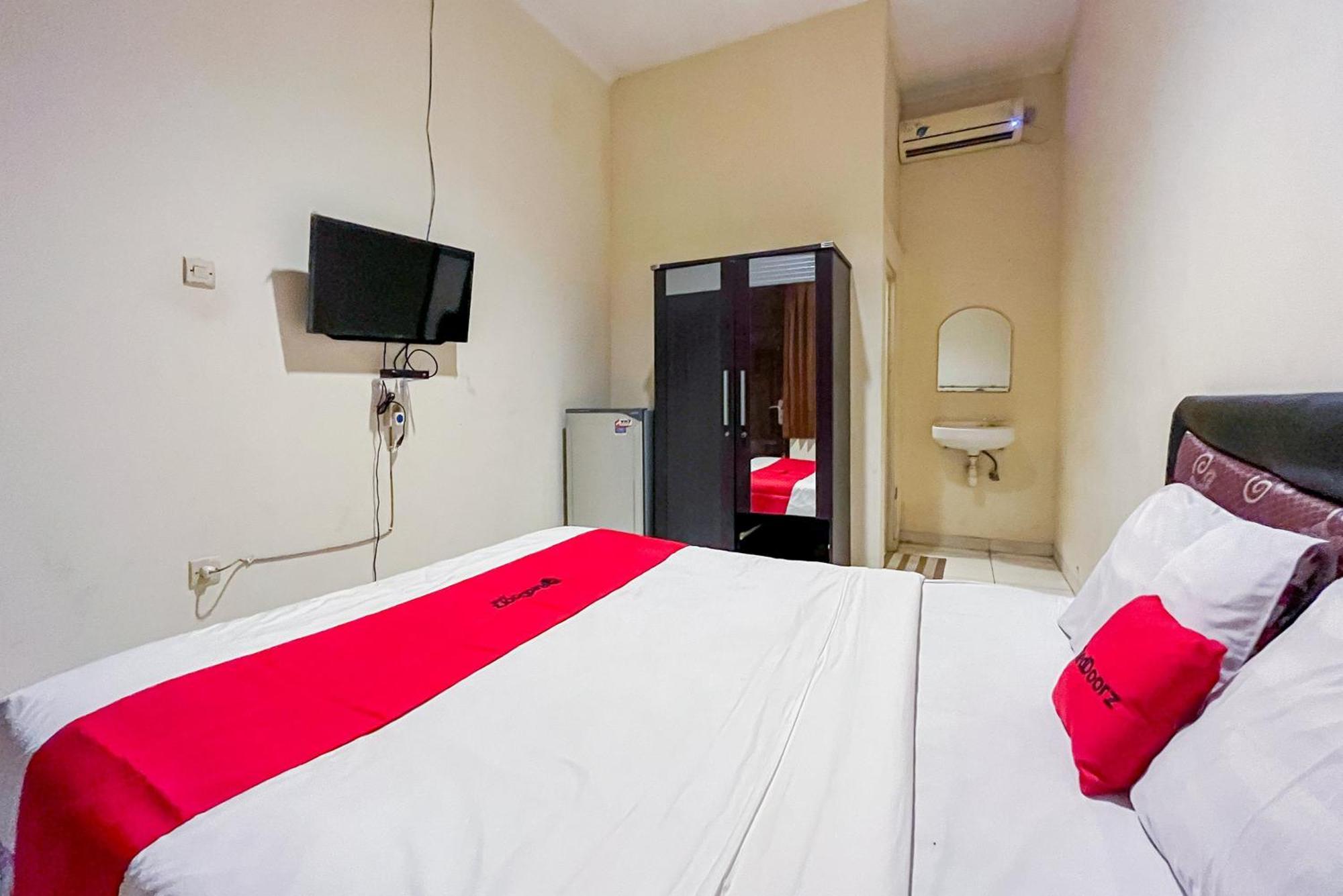 Готель Reddoorz At Graha 99 Simomulyo Сурабая Екстер'єр фото