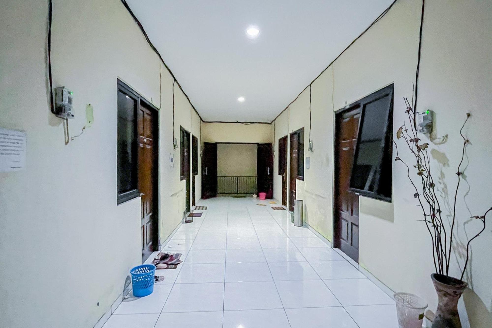 Готель Reddoorz At Graha 99 Simomulyo Сурабая Екстер'єр фото