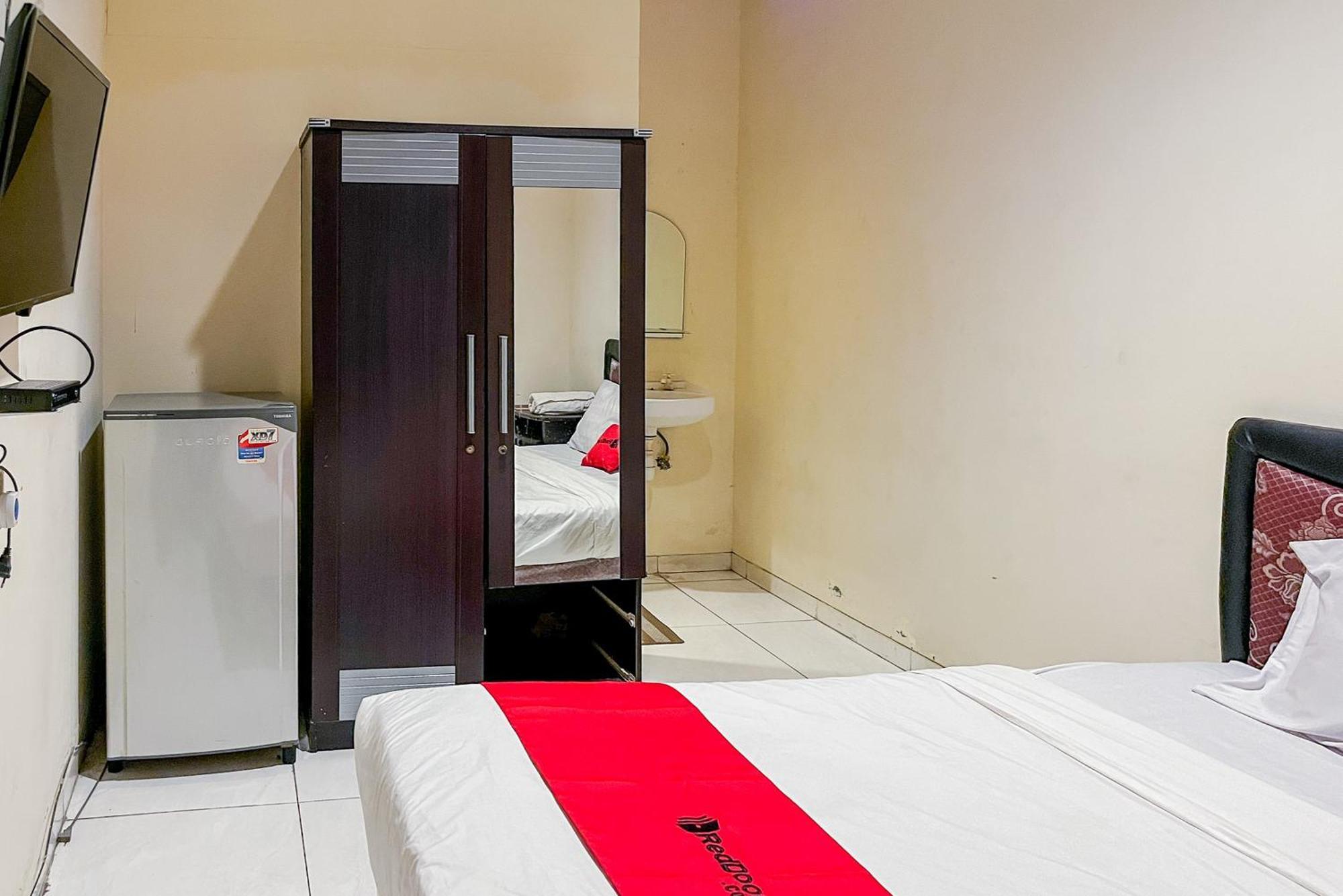 Готель Reddoorz At Graha 99 Simomulyo Сурабая Екстер'єр фото