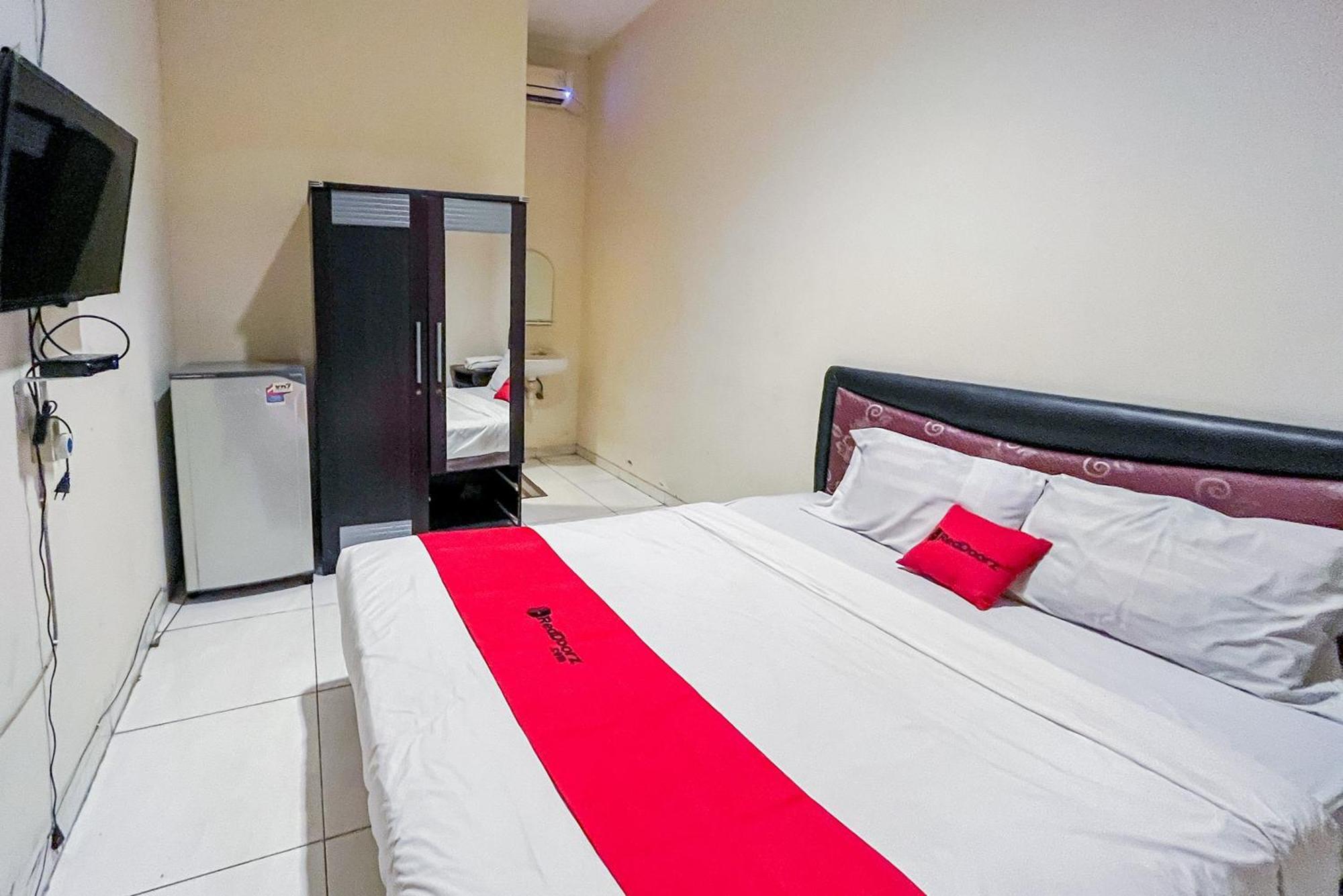 Готель Reddoorz At Graha 99 Simomulyo Сурабая Екстер'єр фото