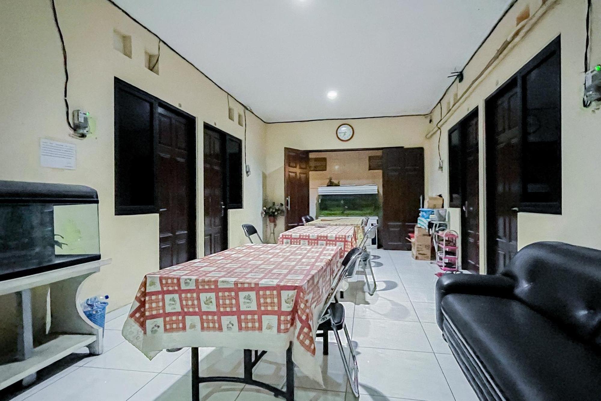 Готель Reddoorz At Graha 99 Simomulyo Сурабая Екстер'єр фото