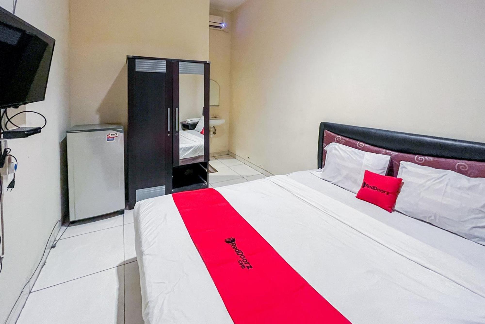 Готель Reddoorz At Graha 99 Simomulyo Сурабая Екстер'єр фото