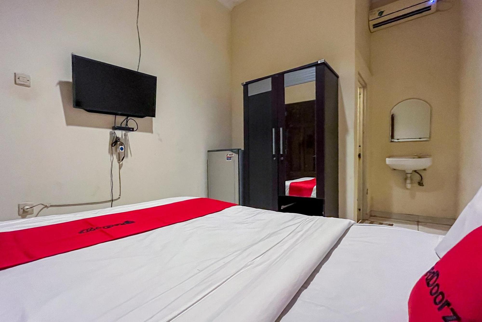 Готель Reddoorz At Graha 99 Simomulyo Сурабая Екстер'єр фото